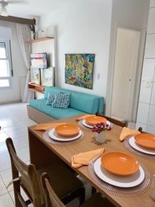 d'un salon avec une table recouverte de panneaux orange. dans l'établissement Guaruja Pitangueiras apto na praia, à Guarujá
