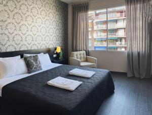 um quarto de hotel com uma cama com toalhas em Stay U-nique Apartments Beltrán i Rózpide em Barcelona