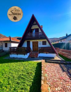 Vila Sreća - Kolašin في كولاسين: منزل صغير عليه علامة