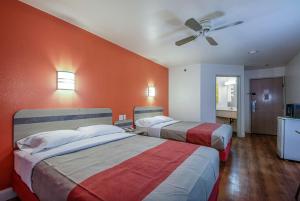 um quarto de hotel com 2 camas e uma ventoinha de tecto em Motel 6-Nephi, UT em Nephi