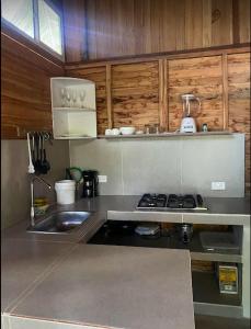 una cucina con lavandino e piano di lavoro di Cabañas Estrella de Mar, Palmar del viento, Moñitos a Moñitos