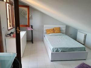 A bed or beds in a room at Villa Iris - Mondello