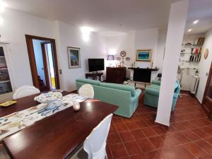 A seating area at Villa Iris - Mondello