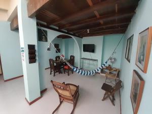 una vista aérea de una sala de estar con una hamaca en HOSTAL HELICONIAS, en Charalá