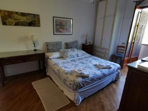 A bed or beds in a room at Villa Iris - Mondello