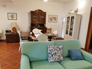 A seating area at Villa Iris - Mondello