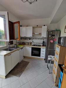 A kitchen or kitchenette at Villa Iris - Mondello Még 22 kép