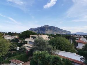 A general mountain view or a mountain view taken from A villát