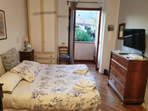 A bed or beds in a room at Villa Iris - Mondello