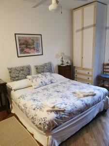A bed or beds in a room at Villa Iris - Mondello