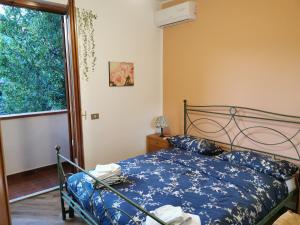 A bed or beds in a room at Villa Iris - Mondello