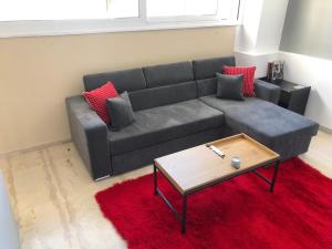 Posezení v ubytování ROYAL RED SUITE NO 1, PIRAEUS PORT