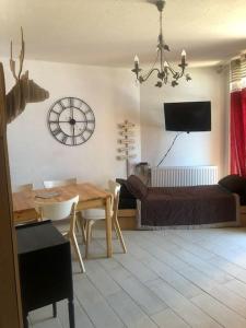 een woonkamer met een tafel en een eetkamer bij Beau Studio La Mongie Tourmalet Pic du Midi in La Mongie