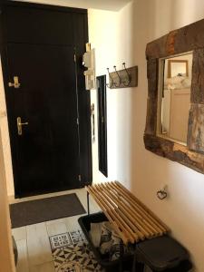 een kamer met een deur, een bank en een spiegel bij Beau Studio La Mongie Tourmalet Pic du Midi in La Mongie