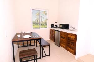 uma cozinha com uma mesa e uma bancada em Hotel Punta Palmeras em #N/A