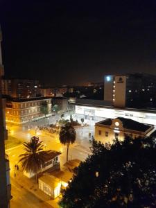 vista di una città di notte con luci di Estudio frente a Estación María Zambrano a Málaga