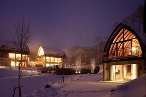 um grande edifício na neve à noite em Andaru Collection Niseko em Kutchan