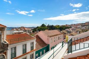 vista sulla città dal tetto di un edificio di WHome Prime Location w AC 3-Bed Duplex Perfect for Families ONLY a Lisbona