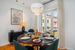 una sala da pranzo con tavolo e sedie di WHome Prime Location w AC 3-Bed Duplex Perfect for Families ONLY a Lisbona