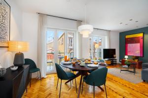 un soggiorno con tavolo e sedie in camera di WHome Prime Location w AC 3-Bed Duplex Perfect for Families ONLY a Lisbona