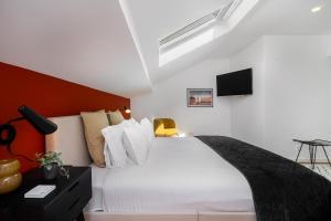 una camera con letto bianco e TV di WHome Prime Location w AC 3-Bed Duplex Perfect for Families ONLY a Lisbona