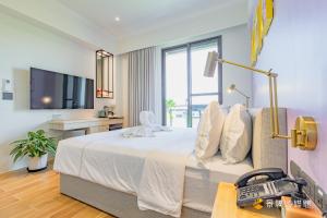 una camera d'albergo con un letto grande e una scrivania di Mika BnB a Shih-t'ou-wei