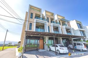 un edificio con auto parcheggiate di fronte di Mika BnB a Shih-t'ou-wei