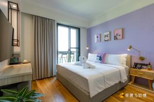 una camera da letto con un letto grande con pareti viola di Mika BnB a Shih-t'ou-wei