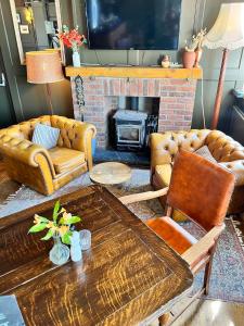 sala de estar con mesa y chimenea en White Hart en Alton