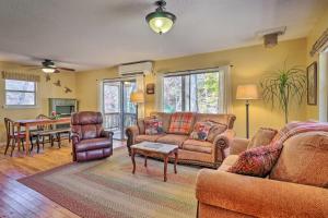 un soggiorno con divano, sedie e tavolo di Creekside Retreat with Deck, 18 Miles to Wolf Ridge a Weaverville