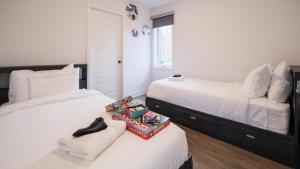 Postel nebo postele na pokoji v ubytování Chalet Listra peace & spa - 16 min to Tremblant