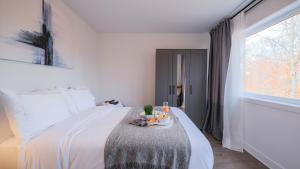 Postel nebo postele na pokoji v ubytování Chalet Listra peace & spa - 16 min to Tremblant