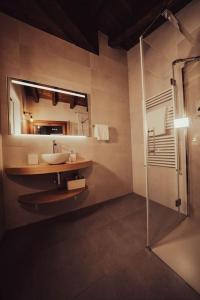 uma casa de banho com um lavatório e um espelho em Casa Rural Vilar de Flores em Ourense