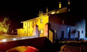 um edifício à noite com as luzes acesas em Country House Casco Dell'Acqua em Trevi
