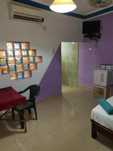 a room with purple and green paint on the wall at HOTEL BADINCA Alojamento Low Cost in Bissau avenida FRANCISCO MENDES in Bissau