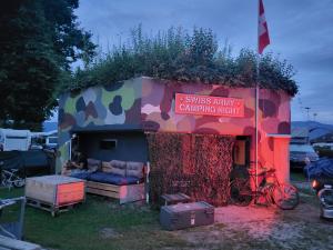 un pequeño edificio con un sofá delante en Swiss Army Camping Night / Militärbunker, en Sankt Margrethen