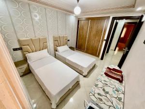 una camera con due letti e una sedia di Marchica bay 20 holiday apartment a Nador