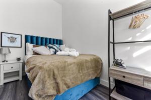 A bed or beds in a room at Comfy and Contemporary One Bedroom Flat