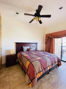 1 dormitorio con 1 cama y ventilador de techo en Club Cerralvo Villa Cardon, en El Sargento