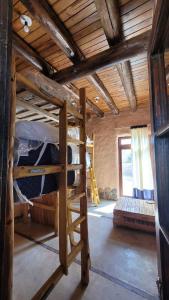 1 dormitorio con litera en una casa en KONDUR ELEMENTOS ECO HOSTEL en Las Compuertas