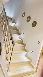 ケニトラにあるApartamento nuevo sin estrenarの木製の床の家の階段