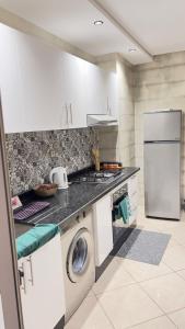 ケニトラにあるApartamento nuevo sin estrenarのキッチン(洗濯機、冷蔵庫付)