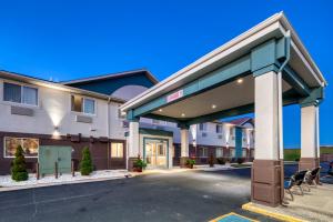 rendering hotelu z parkingiem w obiekcie Quality Inn & Suites Springfield Southwest near I-72 w mieście Springfield