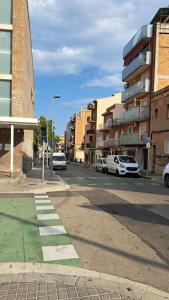 una calle de ciudad vacía con coches aparcados en la carretera en Estudio privado con entrada independiente, en Santa Coloma de Gramenet