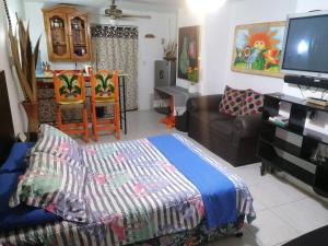 een woonkamer met een bank en een flatscreen-tv bij ¡Confortable y Privado! - Ubicado en Av. principal in Guadalajara