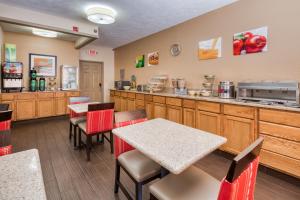 A restaurant or other place to eat at Quality Inn & Suites Springfield Southwest near I-72