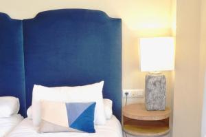 A bed or beds in a room at HomeySeville-Penthouse Cathedral Tomas de Ibarra St 6 pax, Parking Optional