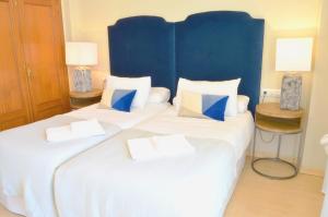 A bed or beds in a room at HomeySeville-Penthouse Cathedral Tomas de Ibarra St 6 pax, Parking Optional