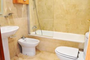 A bathroom at HomeySeville-Penthouse Cathedral Tomas de Ibarra St 6 pax, Parking Optional