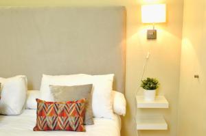 A bed or beds in a room at HomeySeville-Penthouse Cathedral Tomas de Ibarra St 6 pax, Parking Optional